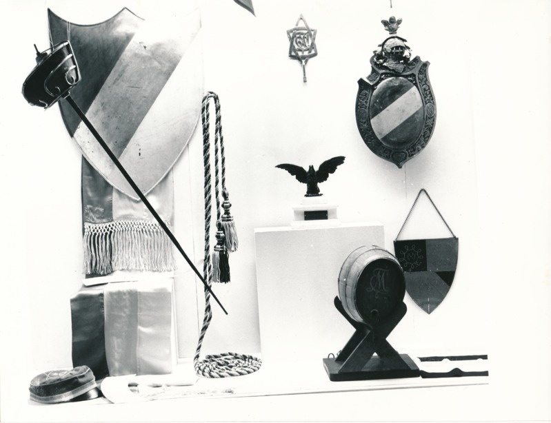Näitus "Üliõpilasorganisatsioonide ajaloost" Tartu Linnamuuseumis 1990a. Mitmesugused esemed vitriinis.