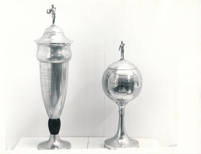 Näitus "Üliõpilasorganisatsioonide ajaloost" Tartu Linnamuuseumis 1990a. 2 hõbekarikat.