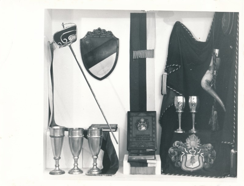 Näitus "Üliõpilasorganisatsioonide ajaloost" Tartu Linnamuuseumis 1990a. Mitmesugused esemed vitriinis.