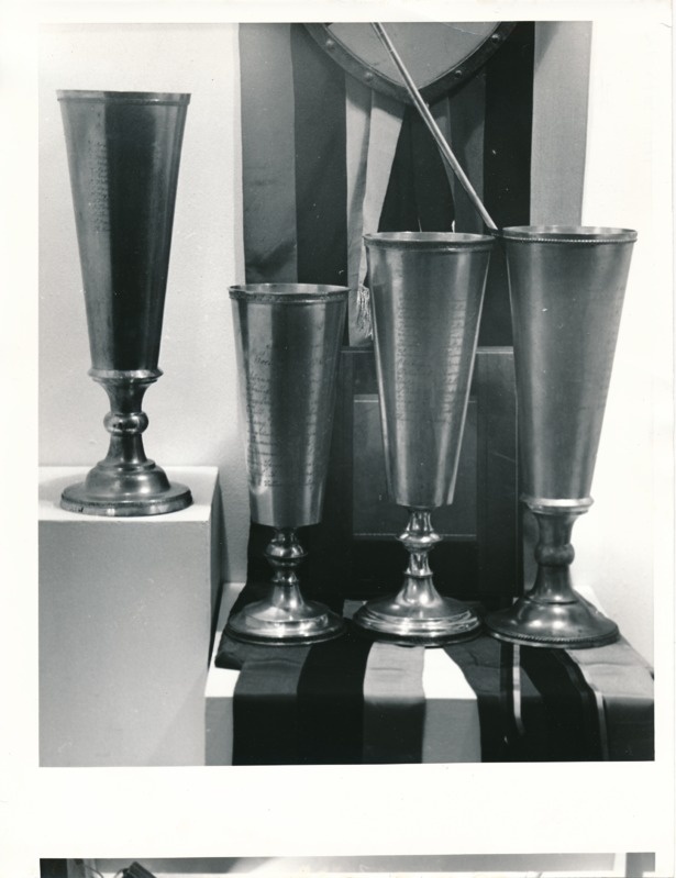 Näitus "Üliõpilasorganisatsioonide ajaloost" Tartu Linnamuuseumis 1990a. Neli hõbekarikat.