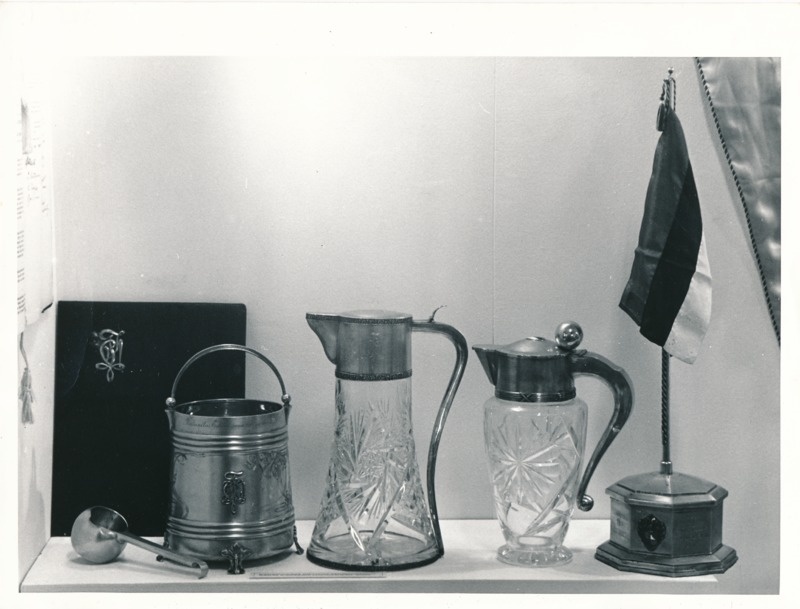 Näitus "Üliõpilasorganisatsioonide ajaloost" Tartu Linnamuuseumis 1990a. Korp. lipp, joogikann, boolinõu.