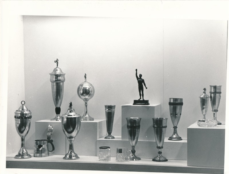 Näitus "Üliõpilasorganisatsioonide ajaloost" Tartu Linnamuuseumis 1990a. 10 karkat, joogikannud, tuhatoos, mehe kuju alusel.