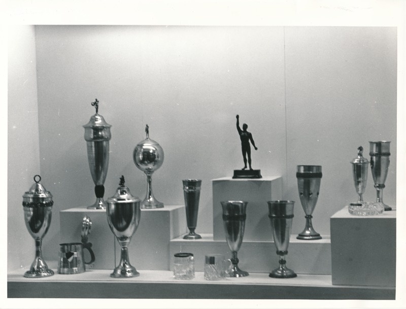 Näitus "Üliõpilasorganisatsioonide ajaloost" Tartu Linnamuuseumis 1990a. 10 karikat, joogikannud, tuhatoos, mehe kuju.