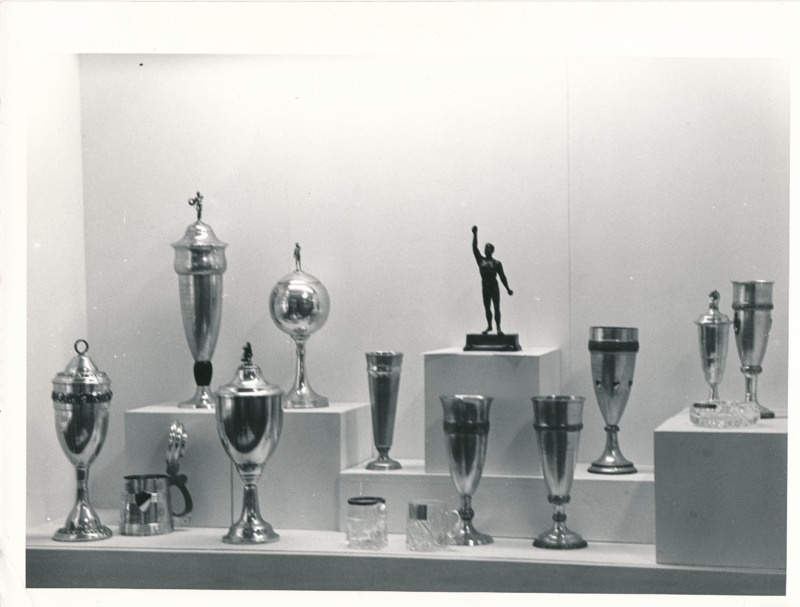 Näitus "Üliõpilasorganisatsioonide ajaloost" Tartu Linnamuuseumis 1990a. 10 karikat, joogikannud, tuhatoos, mehe kuju.