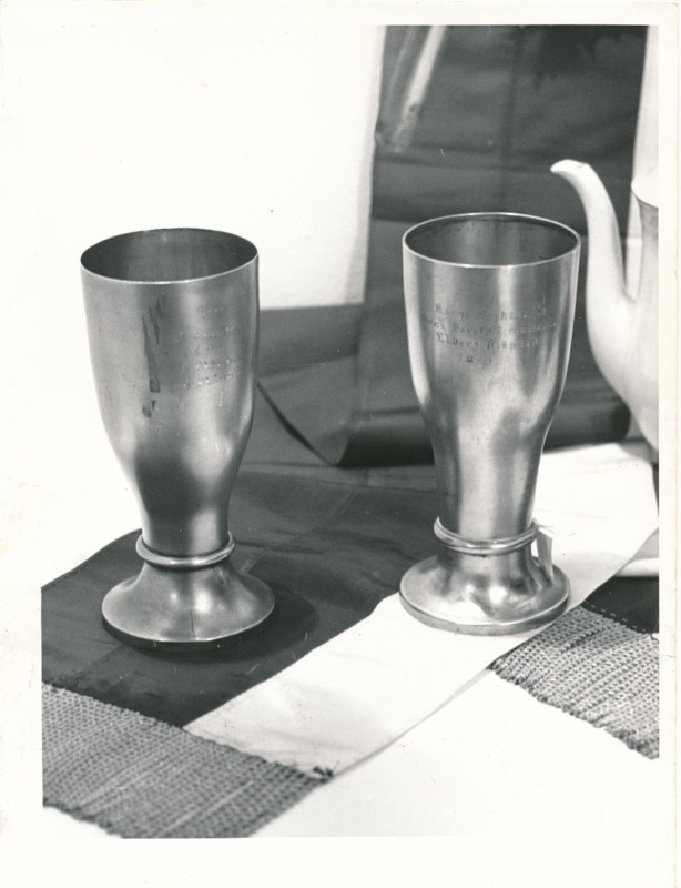 Näitus "Üliõpilasorganisatsioonide ajaloost" Tartu Linnamuuseumis 1990a. Hõbedast joogiklaasid.