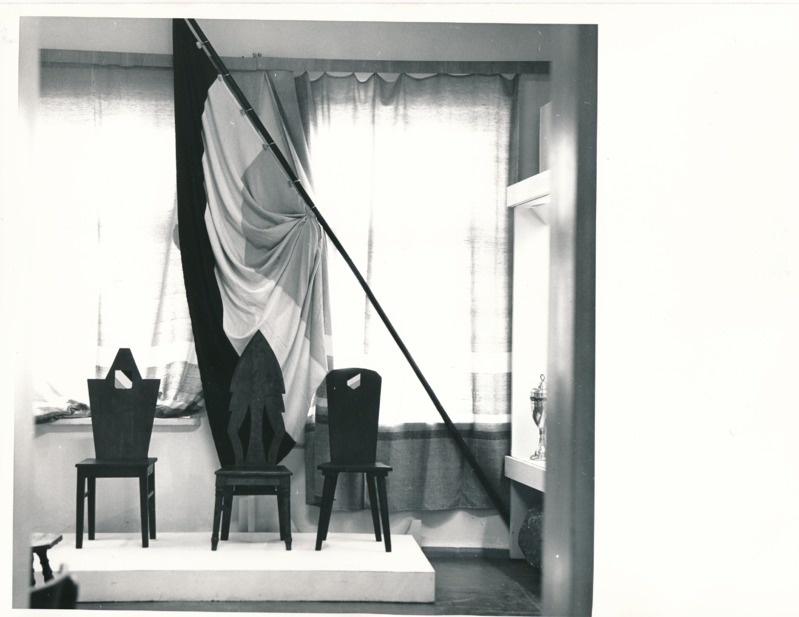 Näitus "Üliõpilasorganisatsioonide ajaloost" Tartu Linnamuuseumis 1990a. Vaade saalinurka.