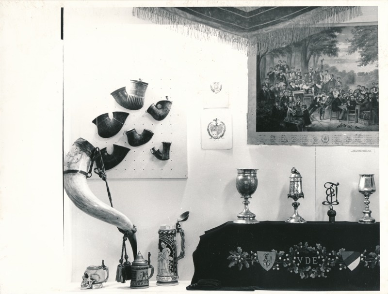 Näitus "Üliõpilasorganisatsioonide ajaloost" Tartu Linnamuuseumis 1990a. Mitmesugused esemed vitriinis.