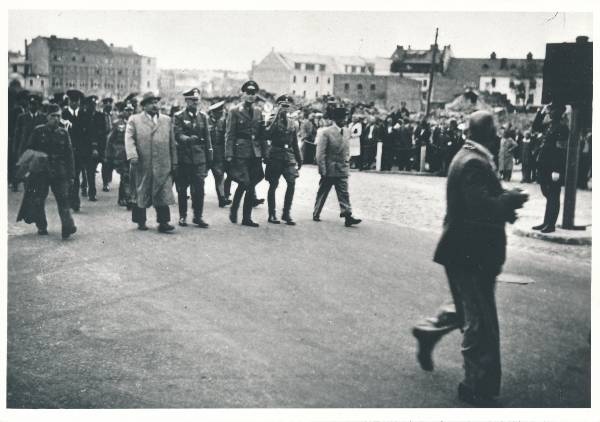 Saksa ohvitseride ja sõdurite kolonn linnatänaval 1941-44a Tartus.