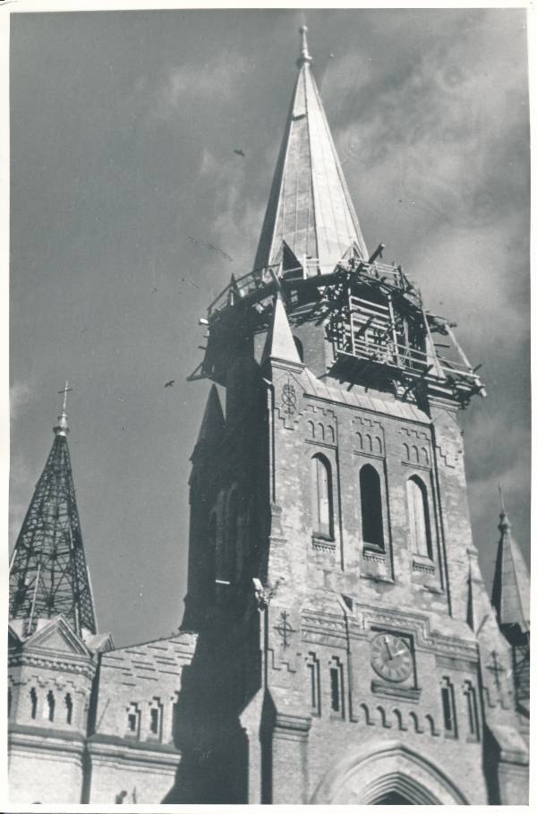 Peetri kiriku kolme purustatud torni taastamine 1945a Tartus.