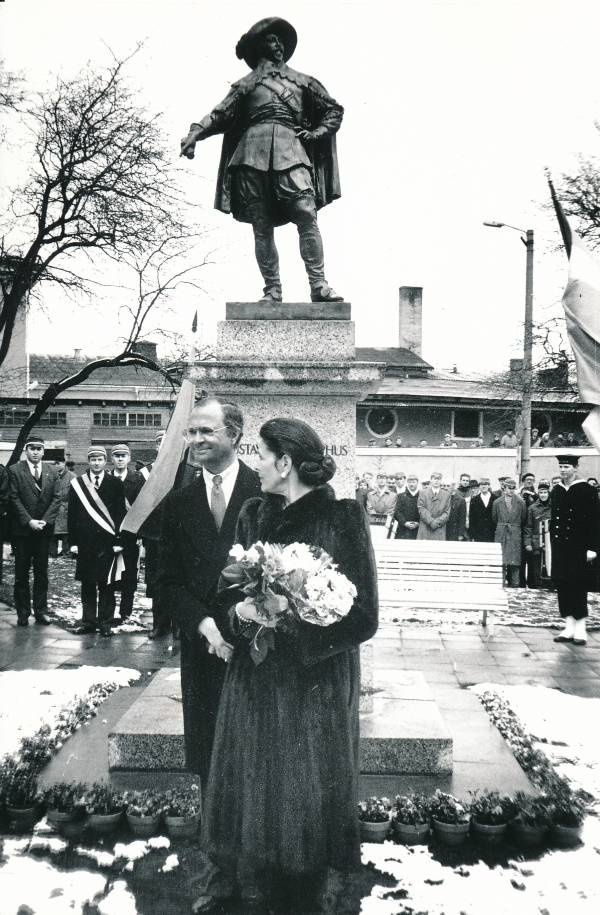 Rootsi kuninga Karl XVI Gustavi ja kuninganna Silvia visiit Tartusse 1992a. Mälestusmärk kuningaplatsil.