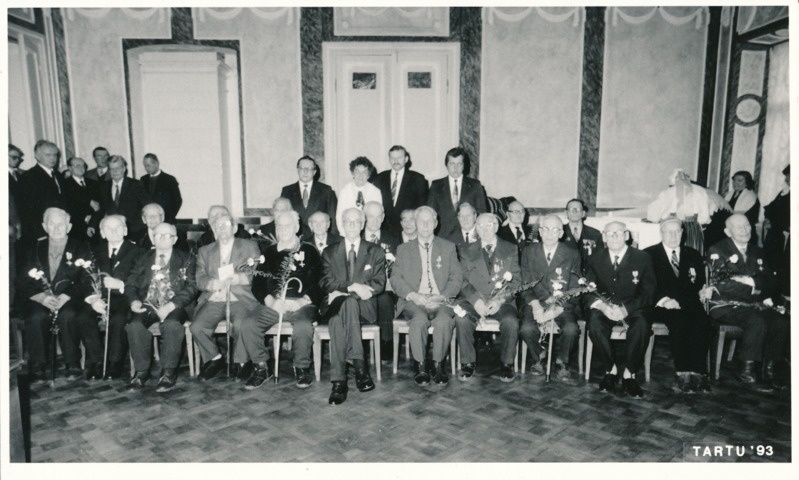 Grupifoto. Vabadussõjast osavõtnute autasustamisõhtu TÜ aulas 1993a.