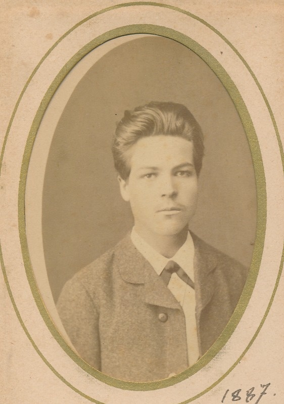 Portree. Georg Kallamis ülikonnas 1887a.