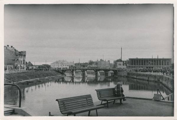 Tartu linnavaade. Taastatud puusild Holmi-Uueturu tn. 1942.a.