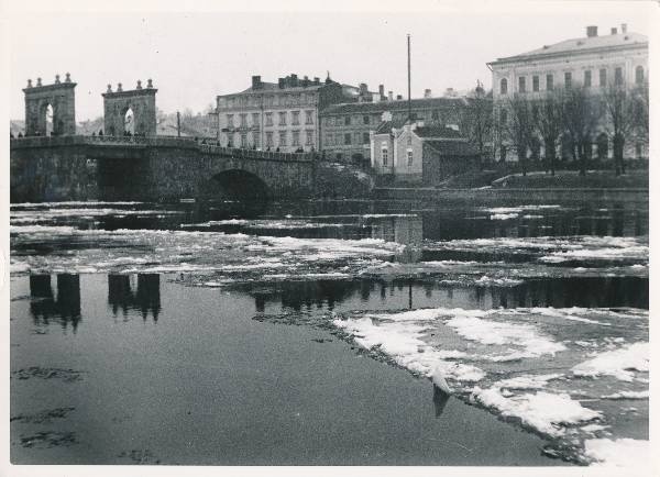 Tartu linnavaade. Jääminek Emajõel, vasakul Kivisild. 1930ndatel.