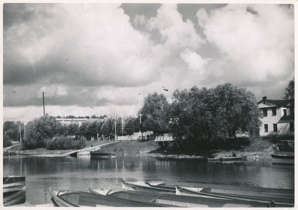 Tartu linnavaade. Vaade Emajõe tn sauna juurest üle Emajõe Kalda tn. 1930ndatel.