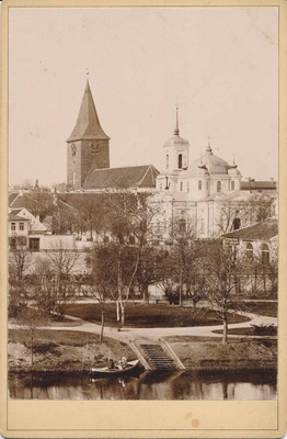 Tartu linnavaade. Emajõe kallas Vabaduse puistee kohal, taamal Uspenski kirik ja Jaani kiriku torn. 1900.a.  similar photo