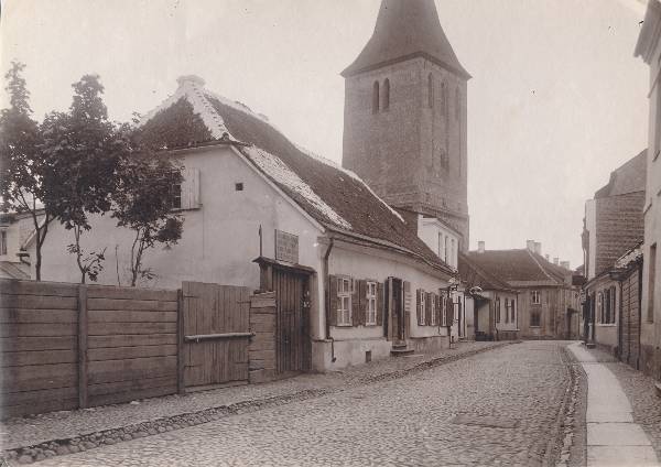 Tartu linnavaade. Jaani tn, esiplaanil Uppsala maja, vaade Laialt tänavalt Lutsu tn (Jaani kiriku) suunas. 1910.a.
