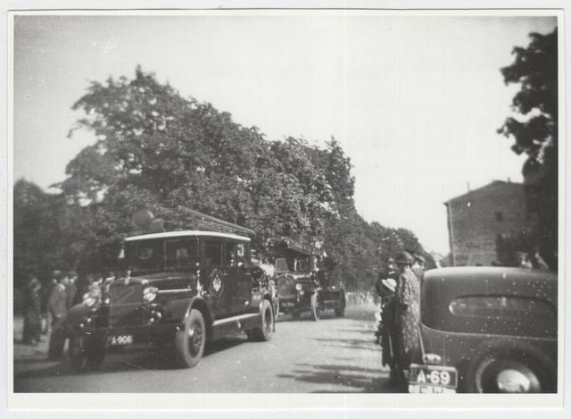 Kaks tuletõrjeautot paraadil Vabaduse väljakul.
