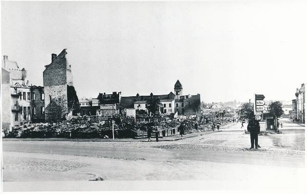 Fotokoopia. Uueturu ja Promenaadi tn nurk Tartus, majad on purunenud 1941a.