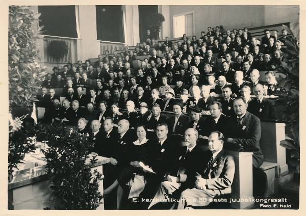 Eesti karskusliikumise 50. aastapäeva juubelikongress TÜ ringauditooriumis. I reas paremalt Eduard Kubjas, Jaan Tõnisson, Eesti Karskusliidu esimees Aleksander Kuum, Helmi Mäelo, dr Tamm. A. Prink, J. Topman. Tartu, 1939. Foto E. Kald.