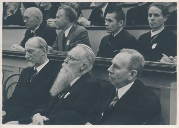 Eesti karskusliikumise 50. aastapäeva juubelikongress TÜ ringauditooriumis. Esireas paremalt Oskar Rütli, Ernst Särgava, Jaan Tõnisson. Tartu, 1939.