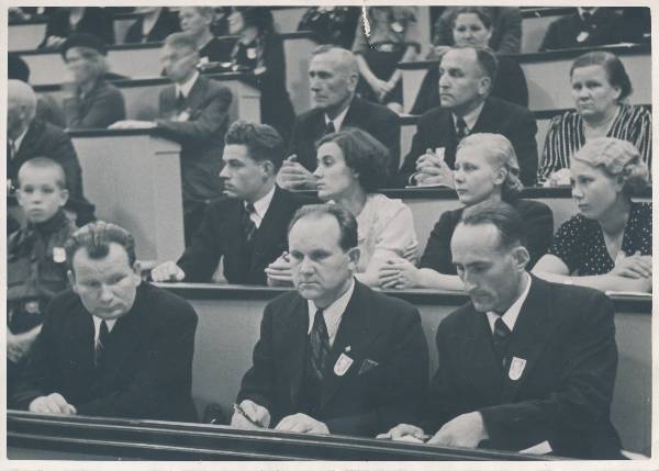 Eesti karskusliikumise 50. aastapäeva juubelikongress TÜ ringauditooriumis. I reas paremalt Loomet Laja, Eduard Kubjas. II reas paremalt 3. Debora Hint (Debora Vaarandi); 4. Aadu Hint. Tartu, 1939.
