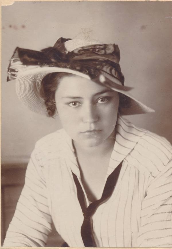 Fotograaf H.Riedeli perekonna fotoarhiiv. Noor naine. 20. sajandi algus.