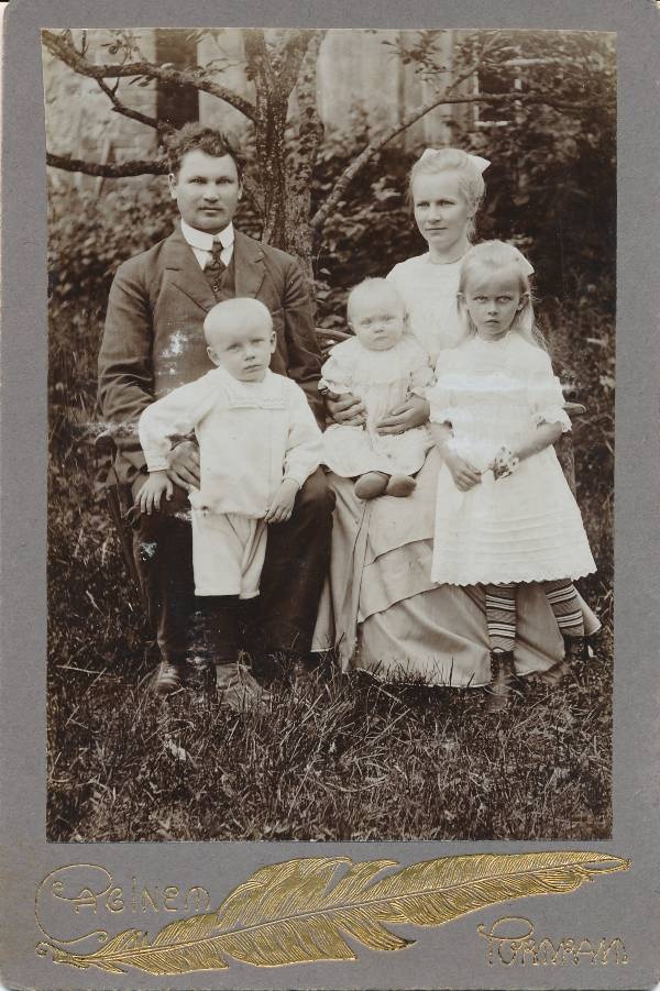 Fotograaf H.Riedeli perekonna fotoarhiiv. Kolme lapsega perekond.  Tartu, 20. sajandi algus.