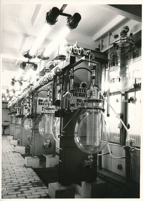 Estosteriili sünteesi reaktorid 1980. alguses.  duplicate photo