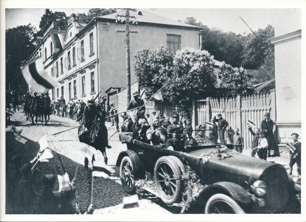 Tartu linnavaade. Paraad Lossi tn. 20. sajandi algus.