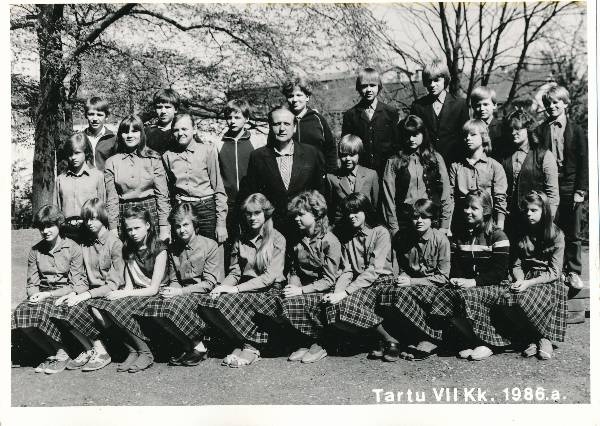 Grupifoto. Tartu 7. Keskkooli õpilased koos õpetaja Toom Õunapuuga 1986a.