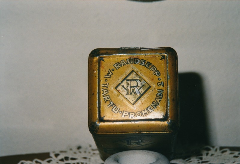 Värvilised fotopositiivid. Tartu koloniaalkaupluse kohvikarbid 1995a.