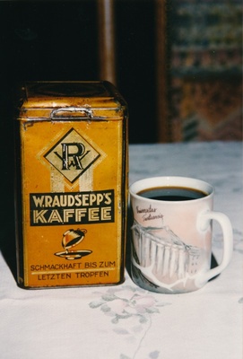 Värvilised fotopositiivid. Tartu koloniaalkaupluse kohvikarbid 1995a.  similar photo