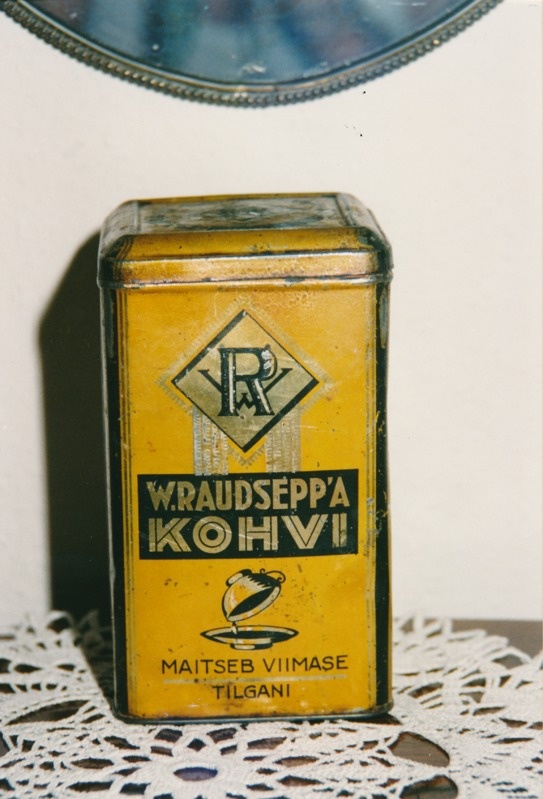 Värvilised fotopositiivid. Tartu koloniaalkaupluse kohvikarbid 1995a.