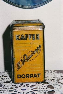 Värvilised fotopositiivid. Tartu koloniaalkaupluse kohvikarbid 1995a.  similar photo