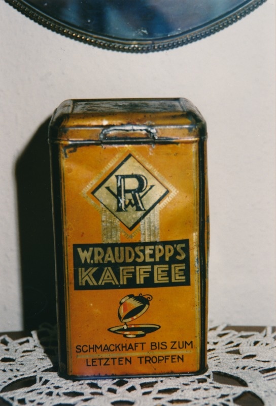 Värvilised fotopositiivid. Tartu koloniaalkaupluse kohvikarbid 1995a.