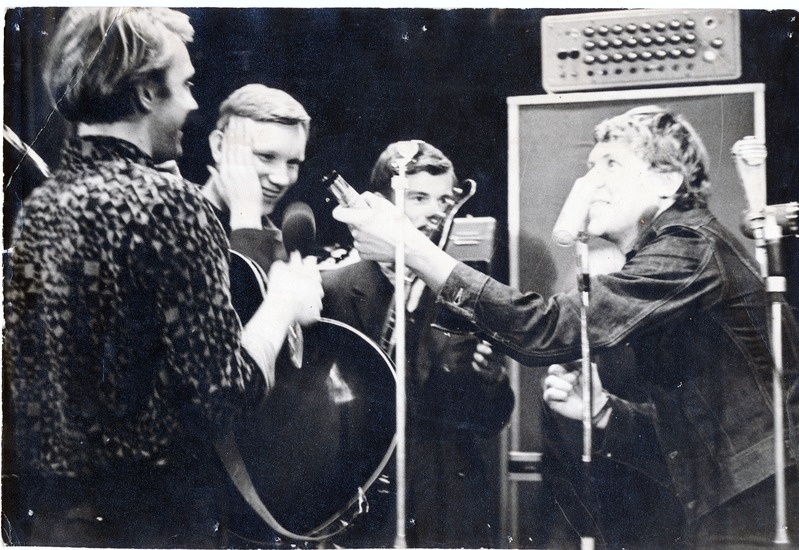 Ansambel "Fix" Tartus esinemas 1970ndatel. Kitarristid Mart Helme, Mait Eelrand, Väino Land, Valdur Tamm.