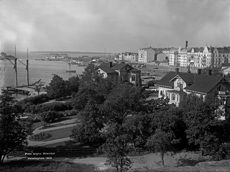 Läntinen Puistotie (Läntinen Kaivopuisto) 5, 6.  Taustalla Merisatama ja Speranskintie ( Merikatu ).