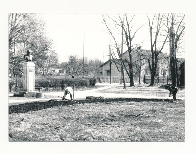 Foto.  Pargi korrastustööd E. Enno monumendi juures. 1990