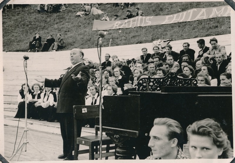 Elva laulupäeval esineb Artur Rinne 1958a.
