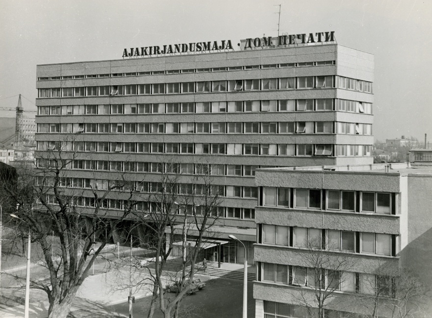 Ajakirjandusmaja Tallinnas, vaade hoonele kõrgelt vastasmajast. Arhitektid Uno Rosme, Enno Treiberg
