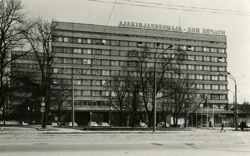 Ajakirjandusmaja Tallinnas, vaade hoonele nurgalt Pärnu mnt poolt. Arhitektid Uno Rosme, Enno Treiberg, ETP