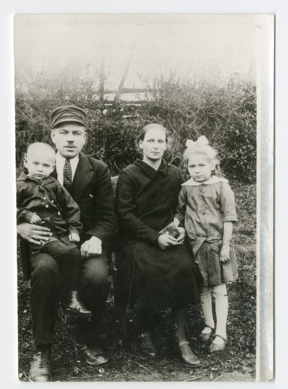 Fotokoopia. Männa taluperemees Johannes Lillelehe perekond