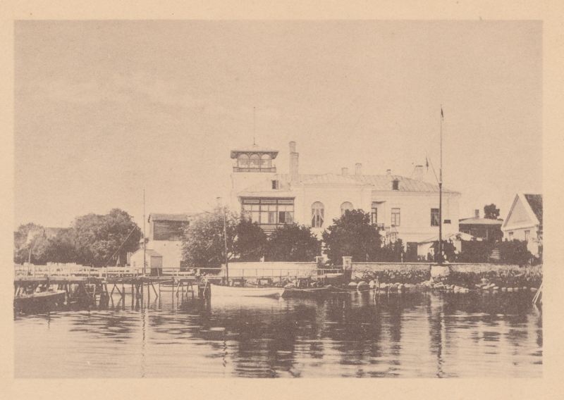 Foto. Villa "Friedenheim" Haapsalus. Esiplaanil laherannik paadisilla ja paatidega.