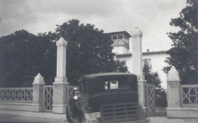 Foto. Dekoratiivne peasissekäik Haapsalu sanatooriumisse (Peltzeri villa peasissekäik), 1936, dolomiit. Autor Roman Haavamägi. Hävinud.