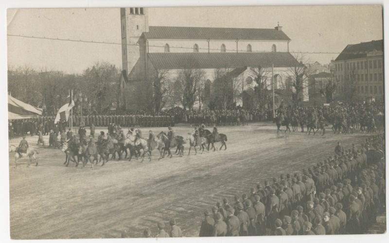 Foto. Paraad Tallinnas Vabaduse väljakul