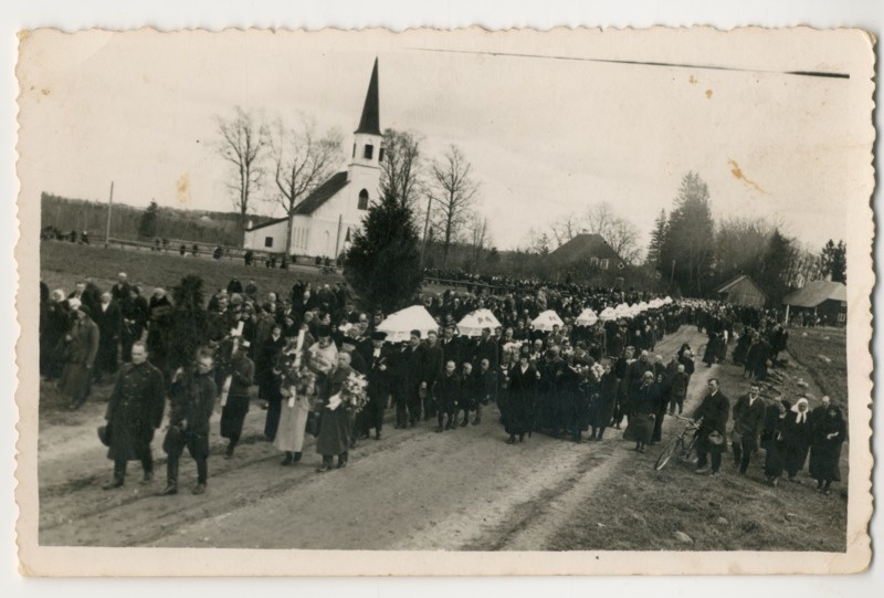 Foto. Kilingi-Nõmme plahvatusohvrite matused