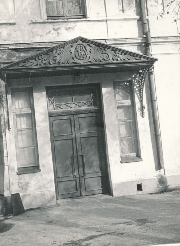 Foto. Neuroloogia ja Ortopeedia Haigla lasteosakonna hoone, endine villa "Friedheim" sissekäik (Supeluse 2).
Foto: E. Pallo, 1981.a.