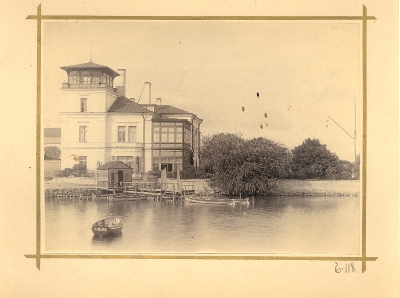 Foto. Villa Freidheim, Supluse 2, ehitatud 1885. Vaade lahe poolt. Esiplaanil paadisild majakesega ja paadid. u 1900.