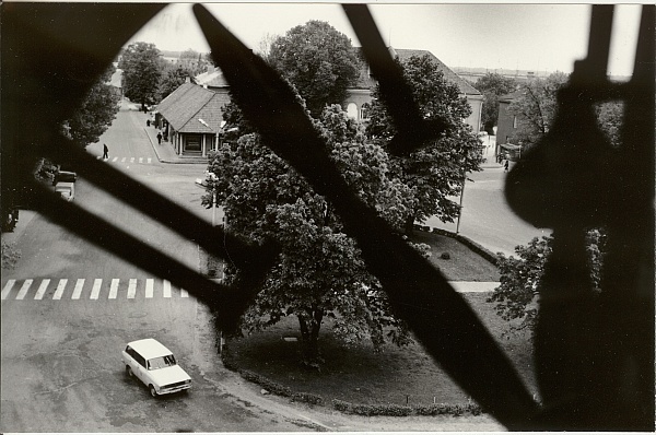 foto, vaade Paide kiriku tornist Keskväljakule 1990.a.